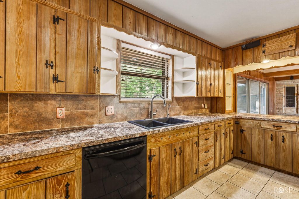 Image 14 of property listing at 2504 Douglas Drive, San Angelo, TX 76904