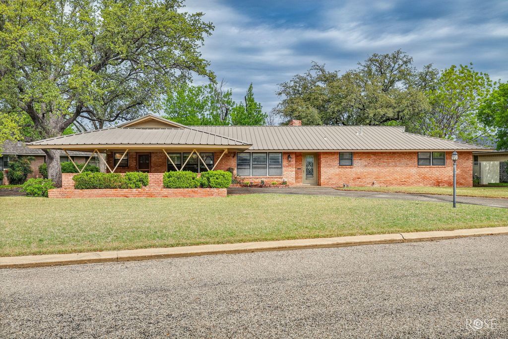 Image 2 of property listing at 2504 Douglas Drive, San Angelo, TX 76904