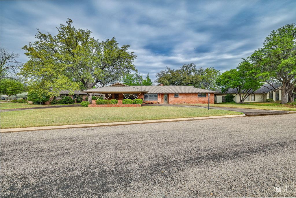Image 3 of property listing at 2504 Douglas Drive, San Angelo, TX 76904