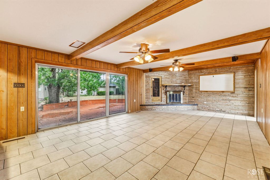 Image 6 of property listing at 2504 Douglas Drive, San Angelo, TX 76904