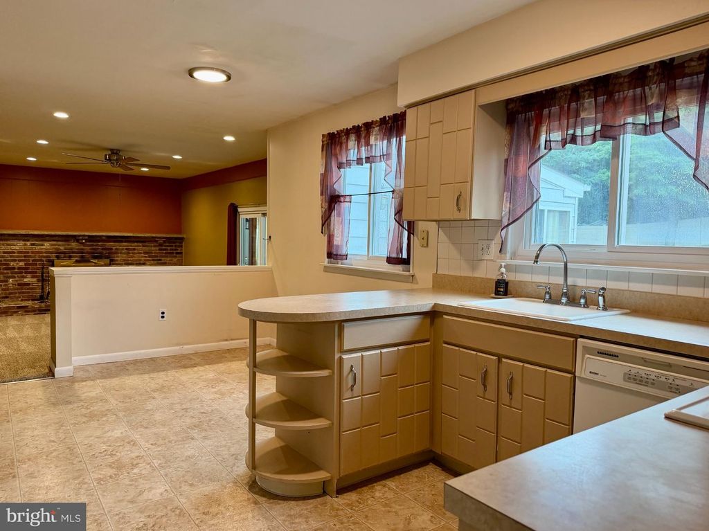 402 ST DAVID DR, MOUNT LAUREL, NJ 08054 — photo 4