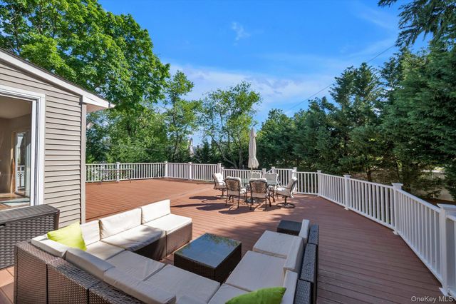 16 Walnut Road, East Rockaway, NY 11518