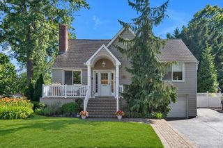 16 Walnut Road, East Rockaway, NY 11518