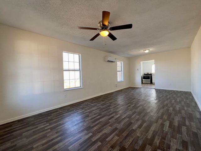 303 Ave B, Levelland, TX 79336