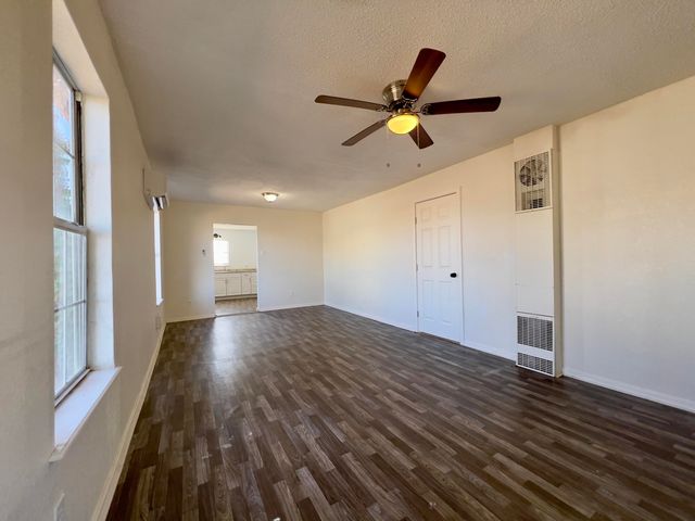 303 Ave B, Levelland, TX 79336
