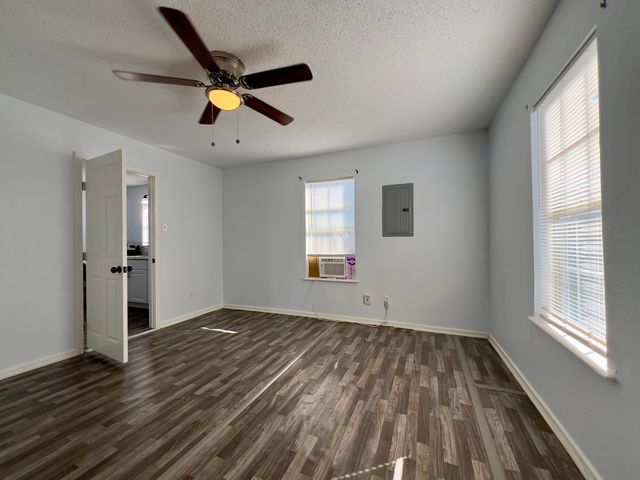 303 Ave B, Levelland, TX 79336