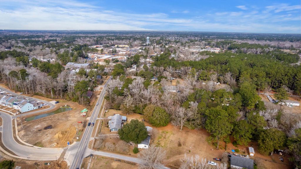 Image 11 of property listing at 810 Orangeburg Road, Summerville, SC 29483