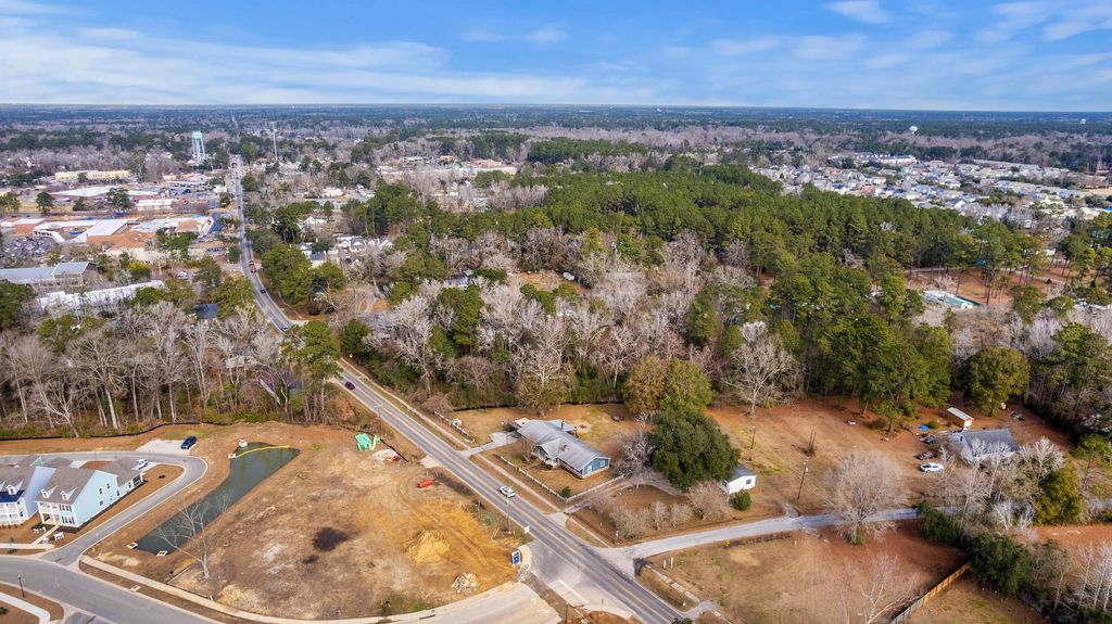 Image 13 of property listing at 810 Orangeburg Road, Summerville, SC 29483