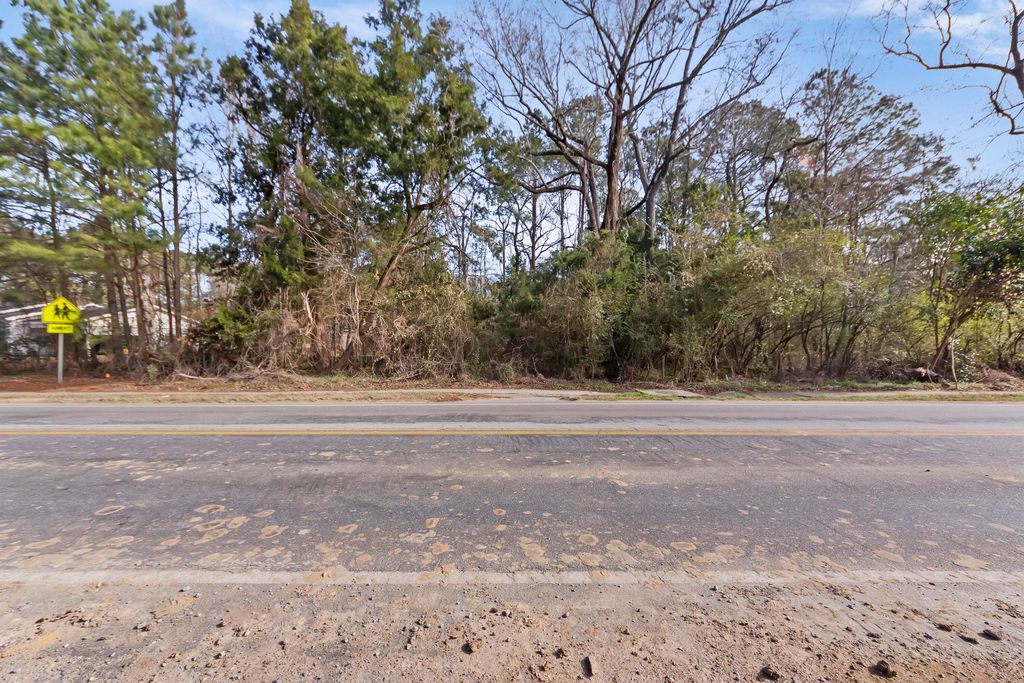 Image 16 of property listing at 810 Orangeburg Road, Summerville, SC 29483