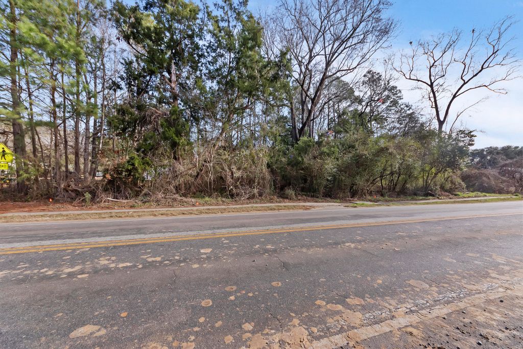 Image 17 of property listing at 810 Orangeburg Road, Summerville, SC 29483