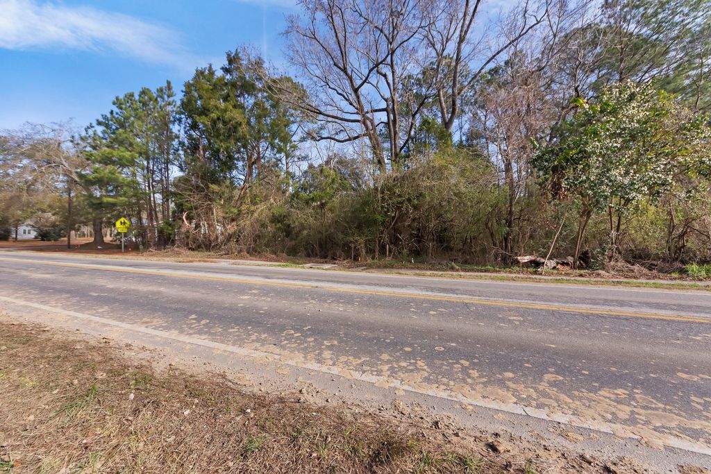 Image 18 of property listing at 810 Orangeburg Road, Summerville, SC 29483