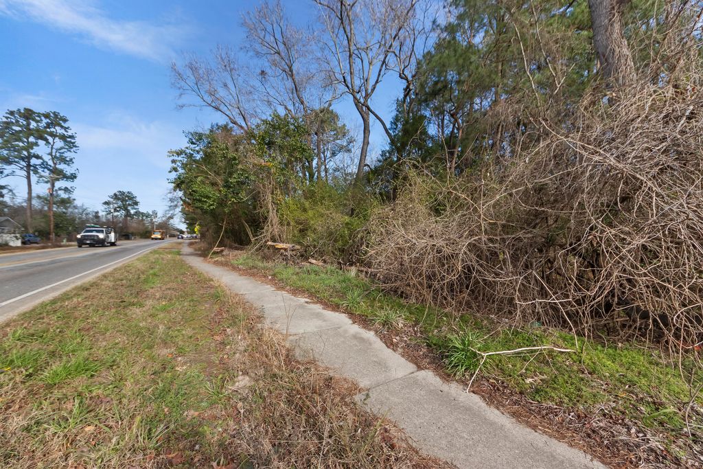 Image 19 of property listing at 810 Orangeburg Road, Summerville, SC 29483