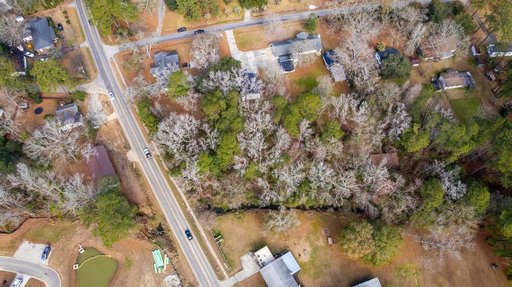 Image 2 of property listing at 810 Orangeburg Road, Summerville, SC 29483