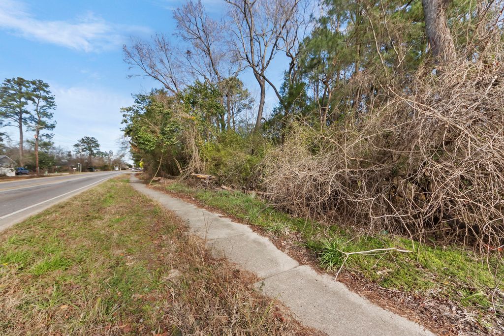 Image 20 of property listing at 810 Orangeburg Road, Summerville, SC 29483