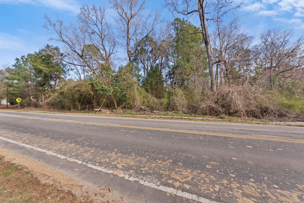 Image 21 of property listing at 810 Orangeburg Road, Summerville, SC 29483