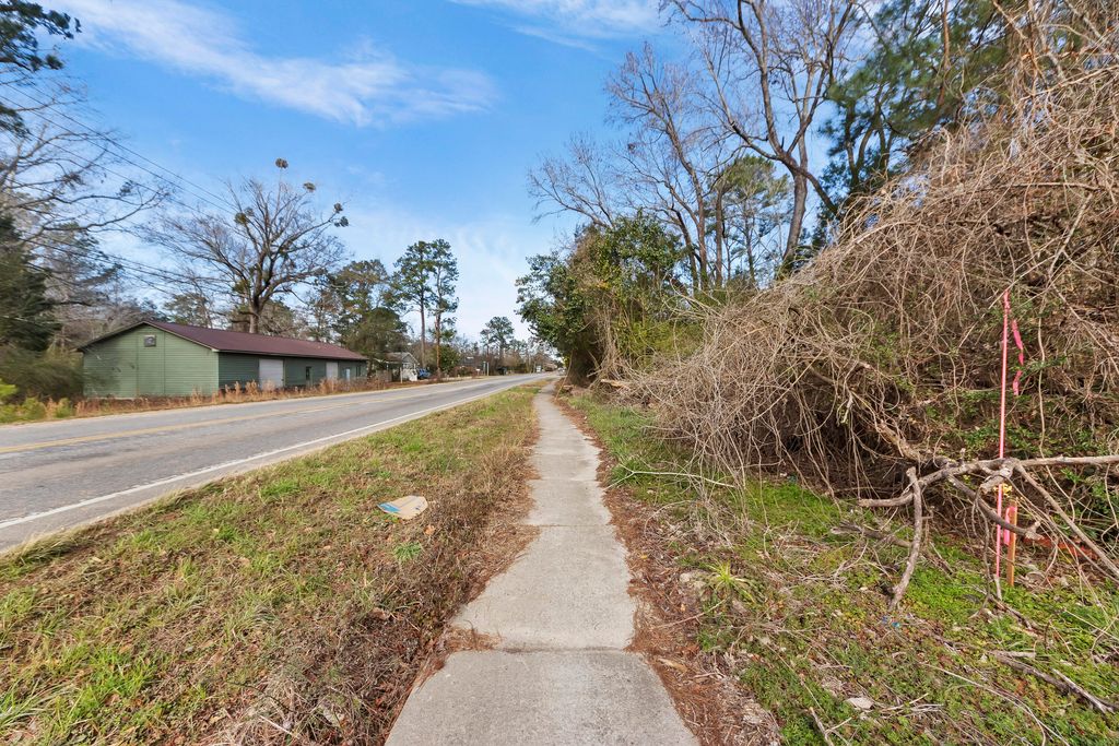 Image 24 of property listing at 810 Orangeburg Road, Summerville, SC 29483