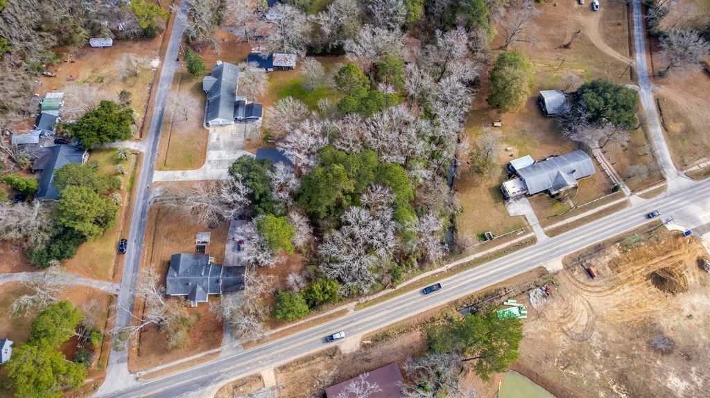 Image 3 of property listing at 810 Orangeburg Road, Summerville, SC 29483