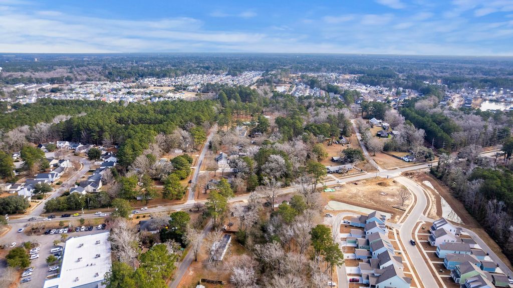 Image 7 of property listing at 810 Orangeburg Road, Summerville, SC 29483