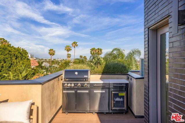 917 Hilldale Avenue, West Hollywood, CA 90069