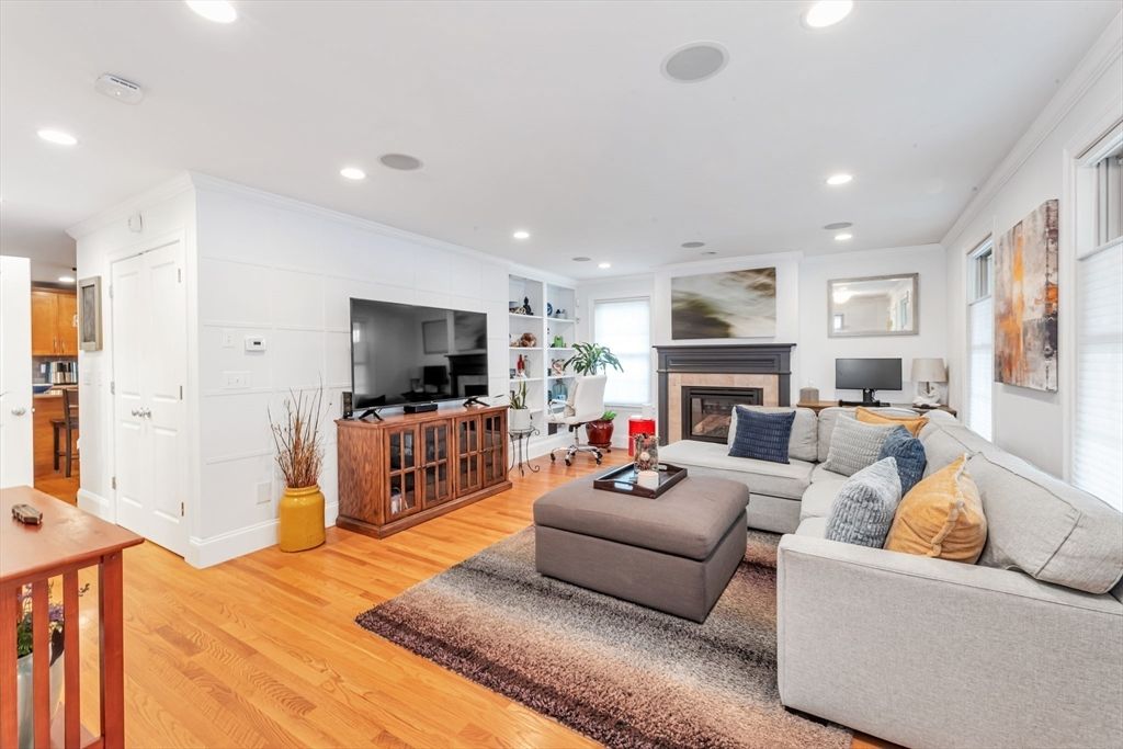 196 Durnell Ave 196, Boston, MA 02131