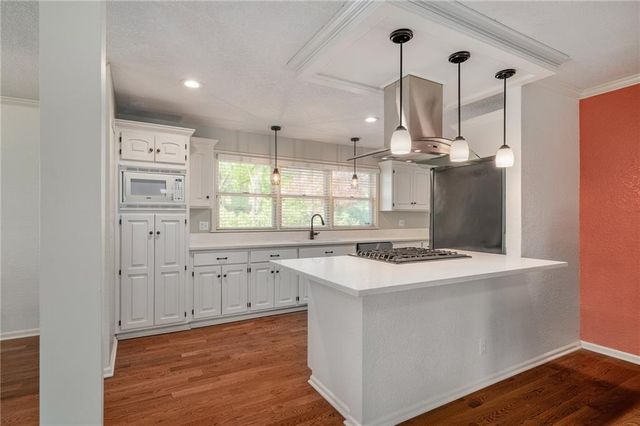 2105 W 97th Street, Leawood, KS 66206