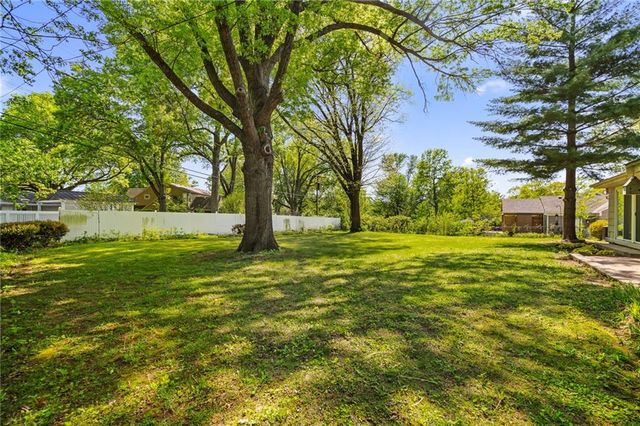 2105 W 97th Street, Leawood, KS 66206