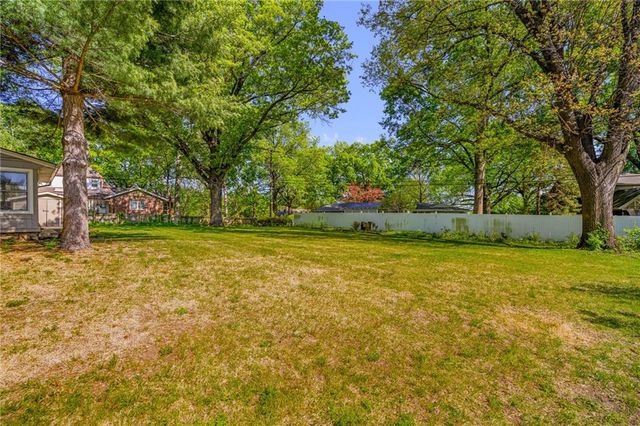 2105 W 97th Street, Leawood, KS 66206