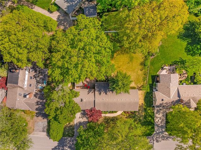 2105 W 97th Street, Leawood, KS 66206