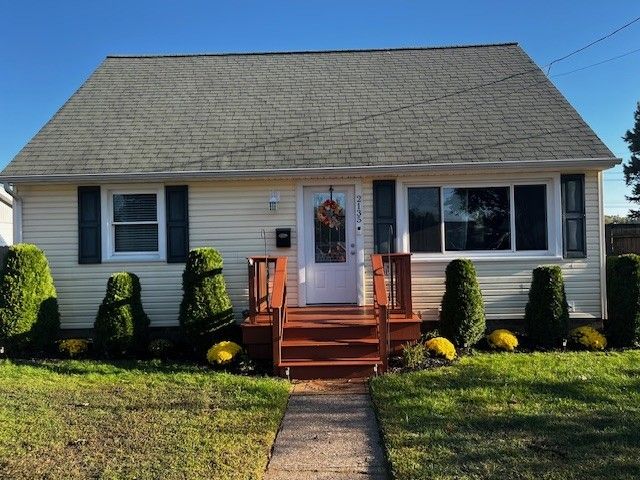 2135 S MANOR Drive, Erie, PA 16505