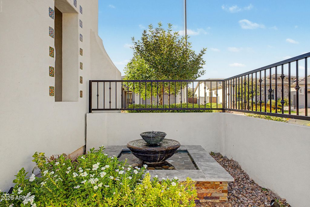Image 5 of property listing at 2083 E SCORPIO Place, Chandler, AZ 85249