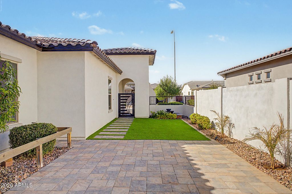 Image 6 of property listing at 2083 E SCORPIO Place, Chandler, AZ 85249