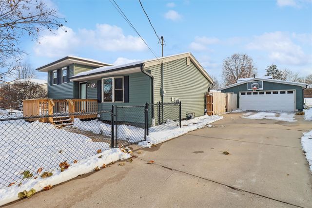 5157 Walnut Drive, Pleasant Hill, IA 50327