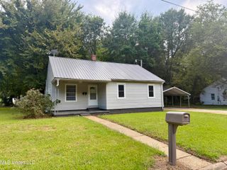 41 Pecan Street, Grenada, MS 38901