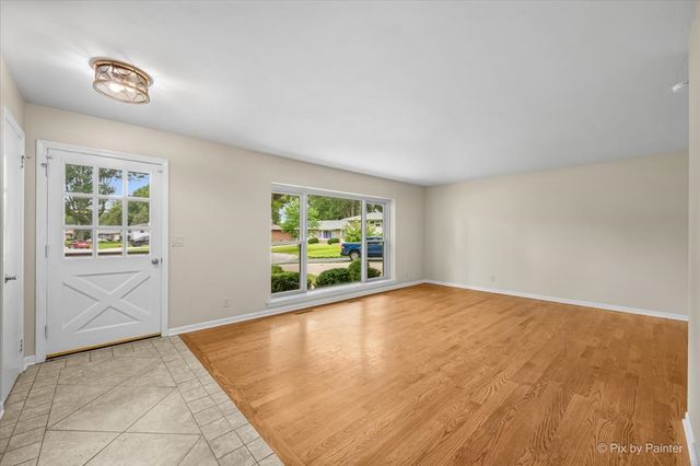 132 Scott Drive, East Dundee, IL 60118