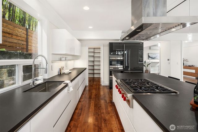 2607 W Newton Street, Seattle, WA 98199