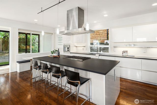 2607 W Newton Street, Seattle, WA 98199