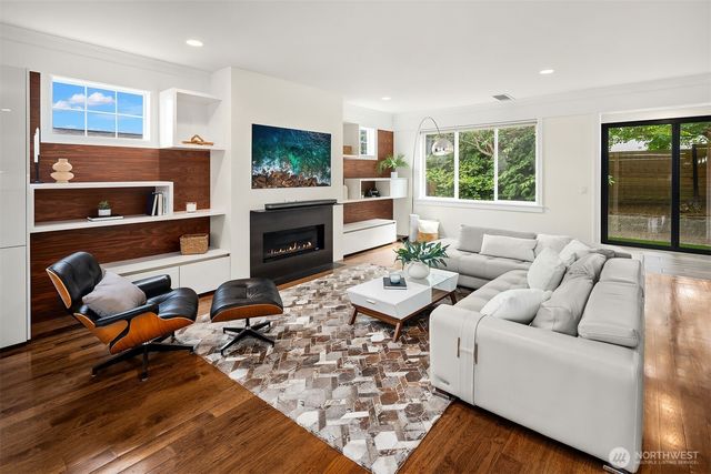 2607 W Newton Street, Seattle, WA 98199