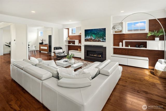 2607 W Newton Street, Seattle, WA 98199