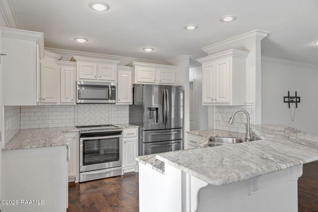 208 Hill Ridge Drive, Youngsville, LA 70592