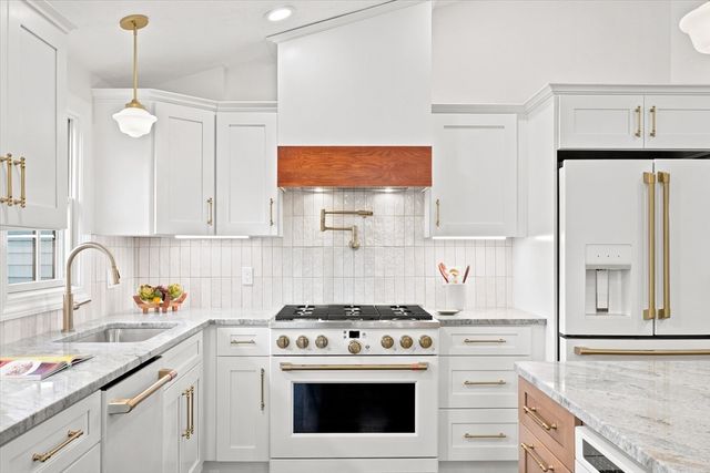 25 Lavalley Ln, Newburyport, MA 01950