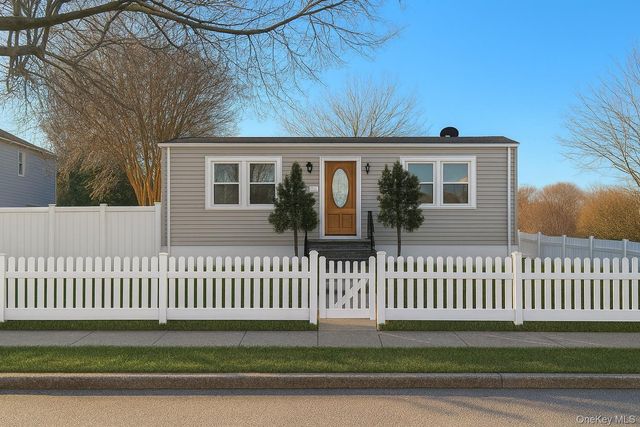 15 Maple Road, Inwood, NY 11096