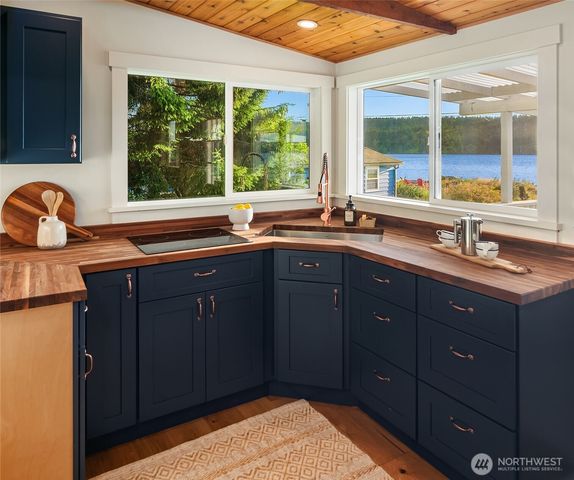 27830 Manzanita Beach Road SW, Vashon, WA 98070