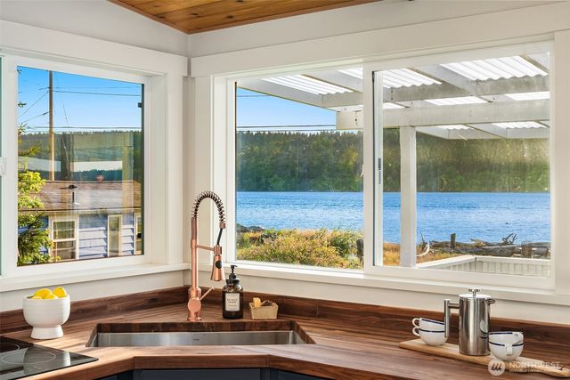27830 Manzanita Beach Road SW, Vashon, WA 98070