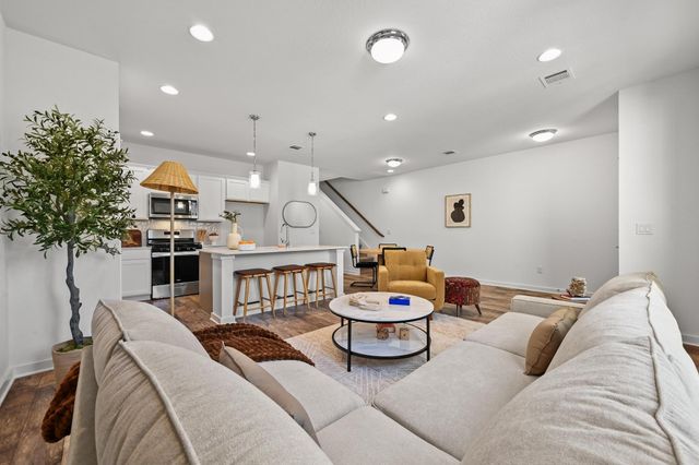 521 Burlington DR B, Buda, TX 78610