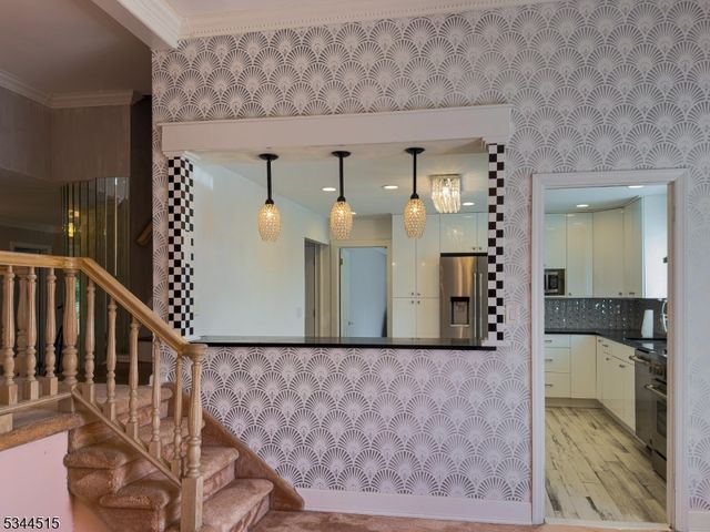 34 Lincoln St, Roseland Boro, NJ 07068