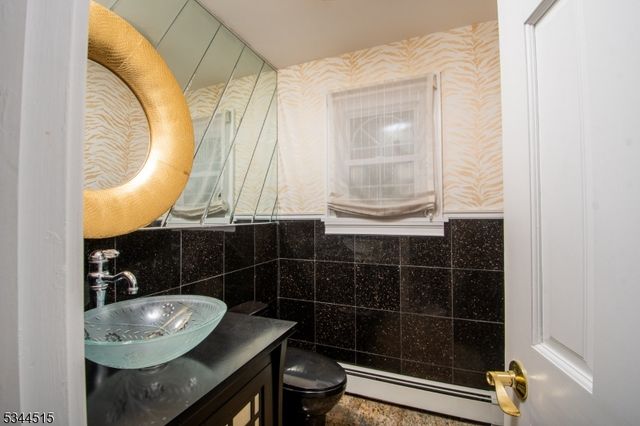 34 Lincoln St, Roseland Boro, NJ 07068