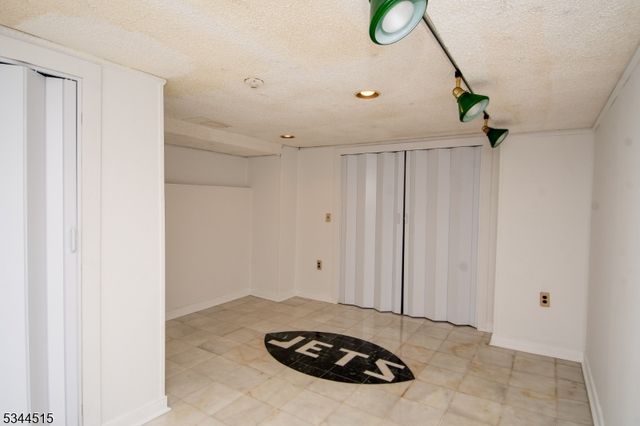 34 Lincoln St, Roseland Boro, NJ 07068