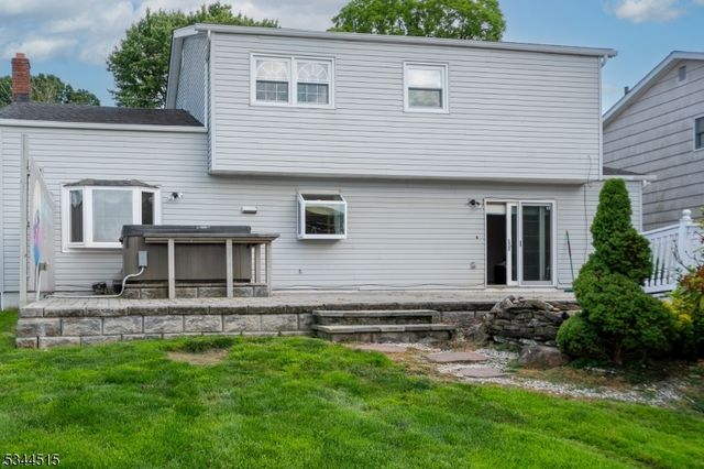 34 Lincoln St, Roseland Boro, NJ 07068