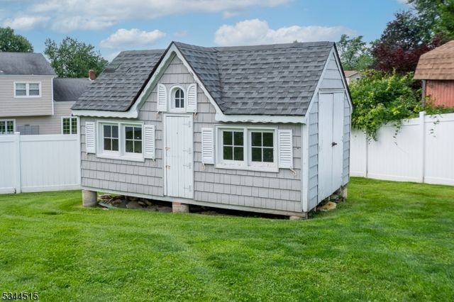 34 Lincoln St, Roseland Boro, NJ 07068