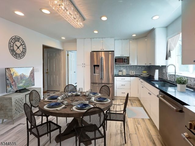 34 Lincoln St, Roseland Boro, NJ 07068